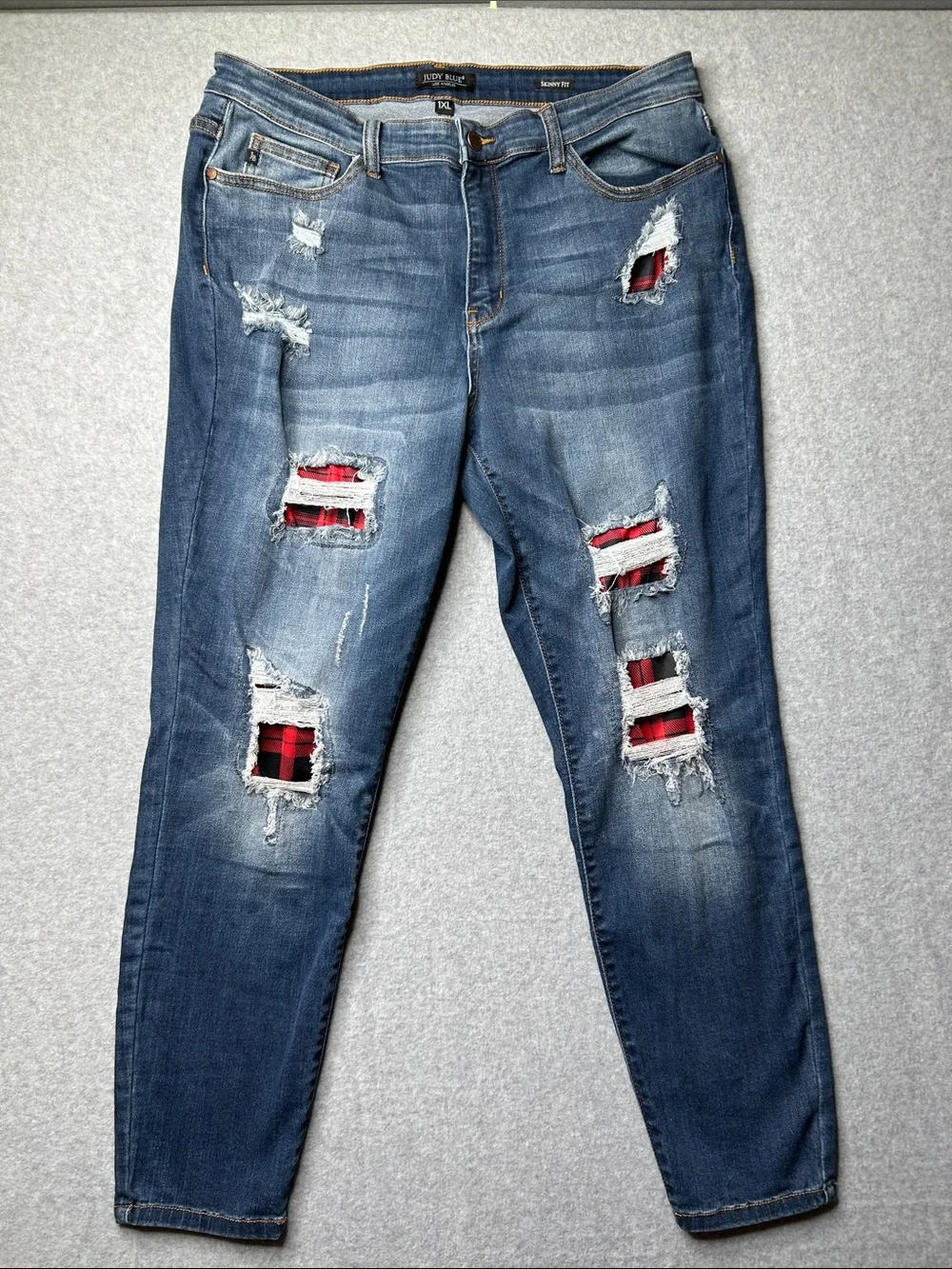 Judy Blue Distressed Jeans in Mid Blue with Red Patch Underlays‎